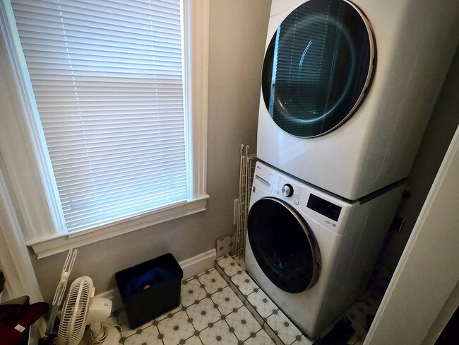 Building Photo - 5815-17 Holden St