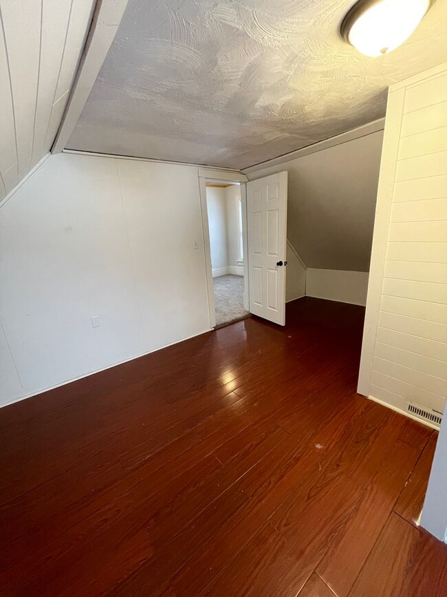 Building Photo - Large home on corner lot in great north si...