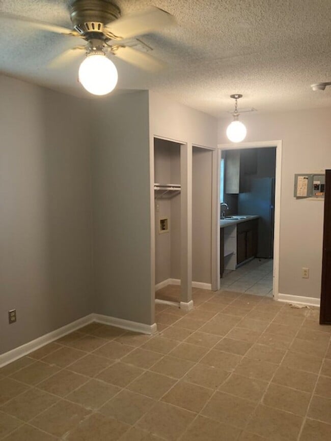 Building Photo - Moss Point 3 Bedroom