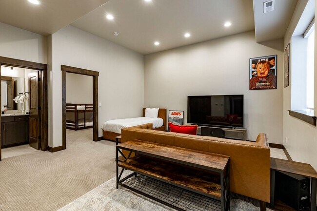 Building Photo - Fully Furnished Luxury Home in Black Rock ...