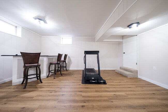 Building Photo - 1410 Juneau Ln N