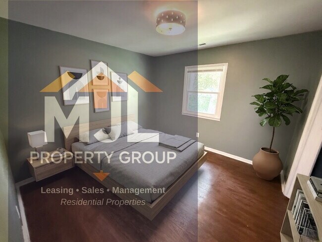 Building Photo - Spacious 3 Bedroom / 1 Bath Apartment in Sugar Creek *Ready Now*