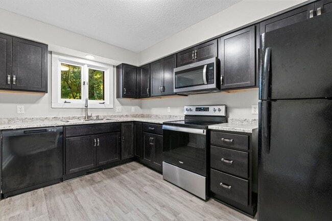 Building Photo - Newly Updated 2 Bedroom, 2 Bath Duplex nea...