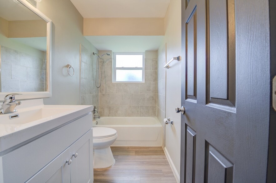 Building Photo - 10742 Tropic Dr