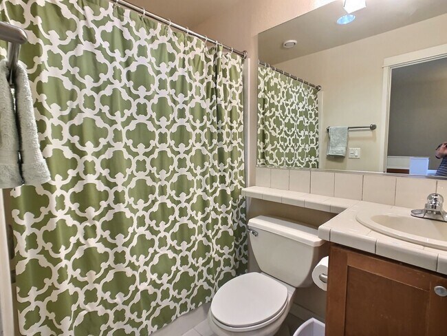 Building Photo - Ideally Located 3 Bedroom Townhouse with Cahill Park Views