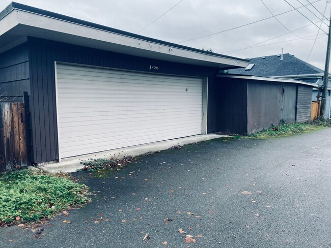 Building Photo - Updated 1910 Craftsman home in North Everett