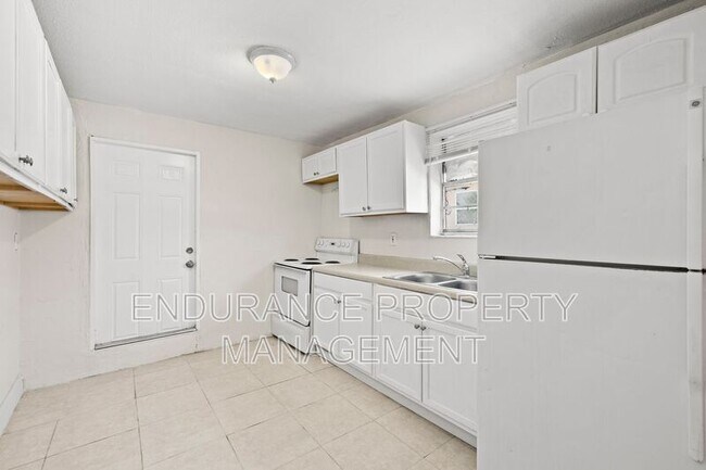 Building Photo - 1125 W 28th St