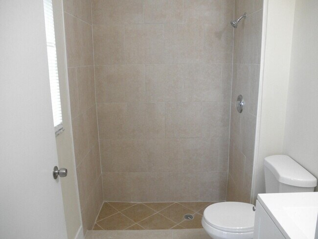 Building Photo - 721 Cypress Way E