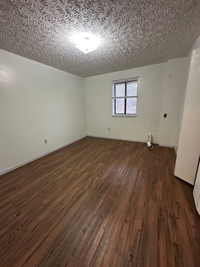 Building Photo - 1 Bedroom / 1 Bath Apartment  Kingsport TN