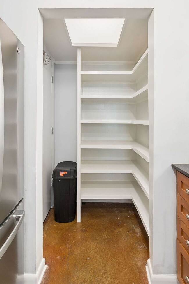 Building Photo - Stylish 1/1 Condo in Inman Park, Right on the ATLBeltLine!