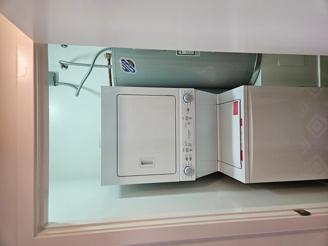 Building Photo - 6623 E Cheery Lynn Rd