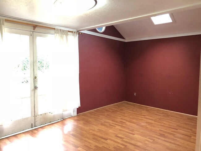 Building Photo - 803