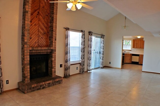 Building Photo - Charming Single-Story Home Move-in-Ready