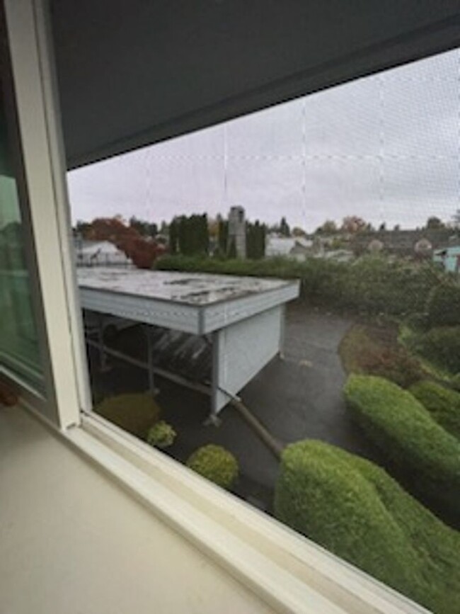 Building Photo - Top floor water front Steilacoom 1 bedroom...