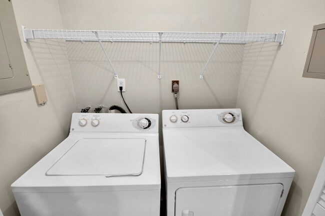 Building Photo - 13831 Amiot Dr