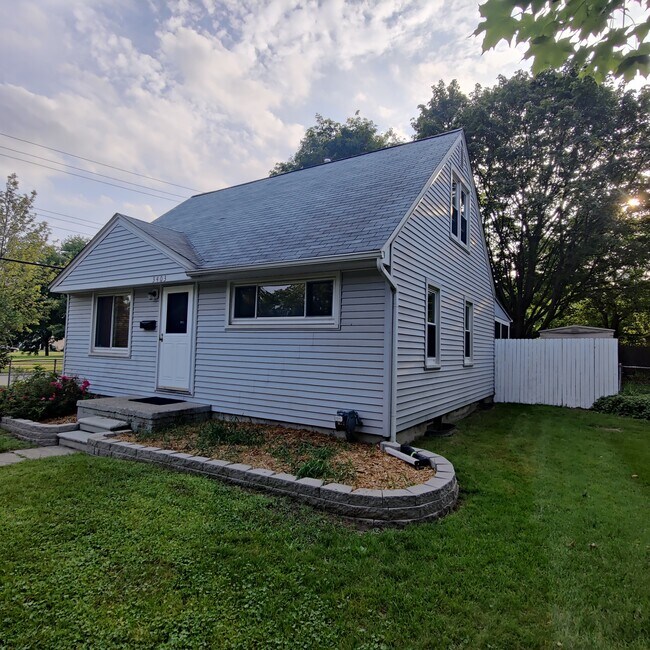 Building Photo - 3403 Woodland Ave