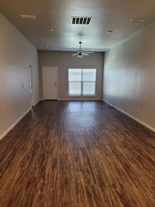Building Photo - Move-In Ready 3BR Home | Schedule a Tour: 806-568-1471