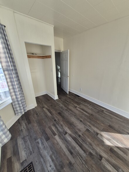 master bedroom - 4049 6th Ave