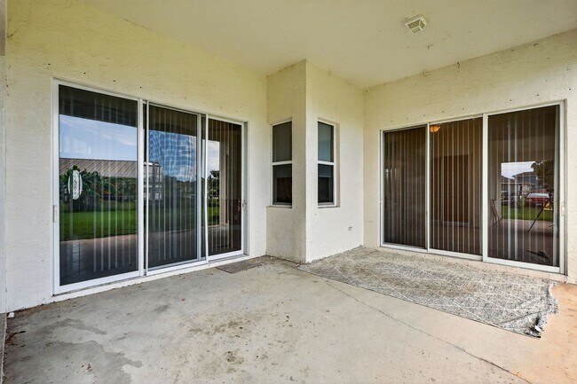 Building Photo - Large and Clean home on a corner lot. 3 Be...