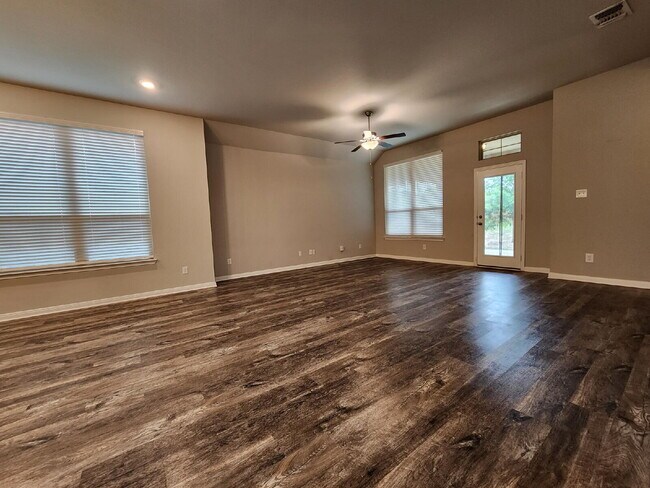 Building Photo - "Beautiful 3 Bedroom, 2 Bathroom Home for ...
