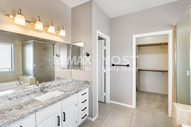 Building Photo - Beautiful home on large lot with pool and Solar!