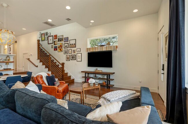 Building Photo - 2812 Oak Springs Dr