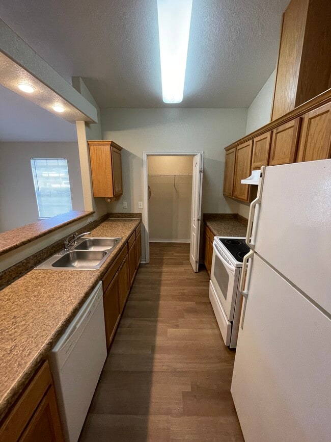 Building Photo - 5200 Arrowhead Rd