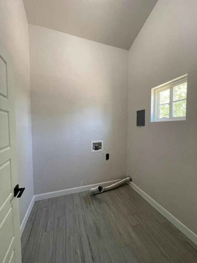 Building Photo - 330 Plantation Dr