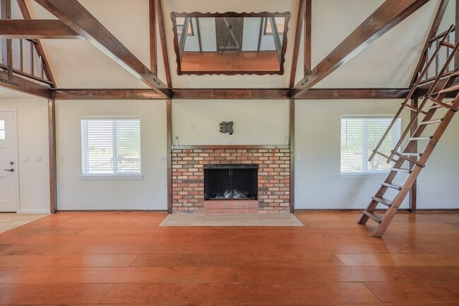 Building Photo - BARN STYLE HOME ON HUGE LOT!!!!1 Bedroom LOFT 1.5 Bathroom