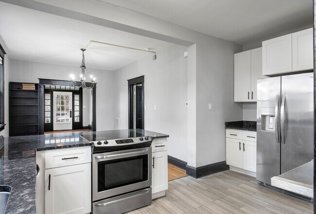 Building Photo - $2,000 / 3 br / 2.0 ba / 1,249 sqft