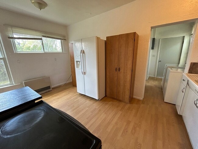 Building Photo - 2 Bed 1 Bath Large House with Fenced Yard and Washer Dryer Hookups