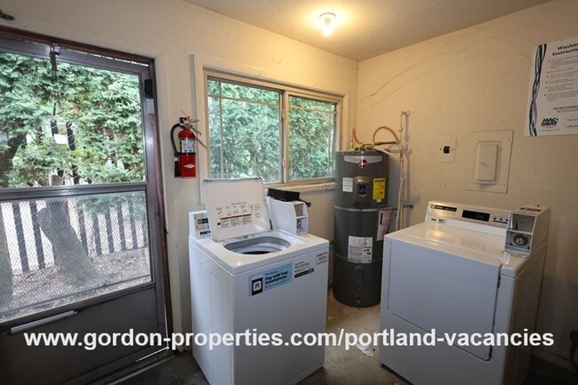 Building Photo - N Denver Ave - 1 bedroom apartment just of...