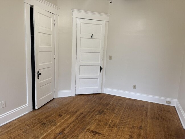 Building Photo - 1322 E Spring St