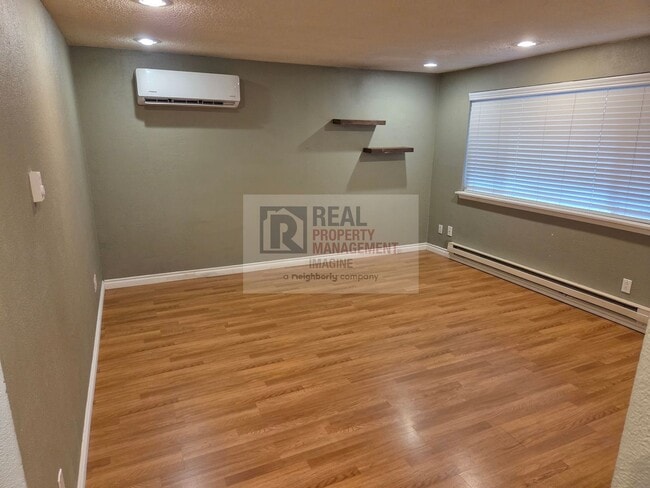 Building Photo - Wonderful 3 Bedroom, 1 Bath With Garage an...