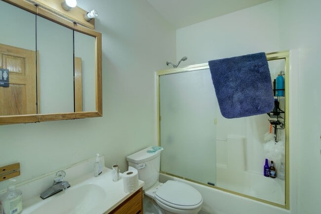 Building Photo - Huge U.W. Home Now Renting for September 2026