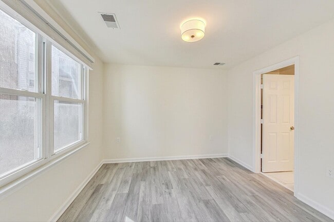 Building Photo - Beautiful - Ground Floor 3/2 condo in Rockville