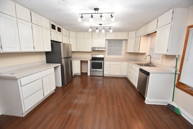 Building Photo - 4 bedroom 2.5 bath South Bend home on larg...