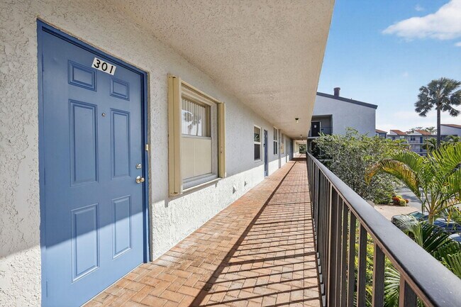 Building Photo - 14747 Cumberland Dr