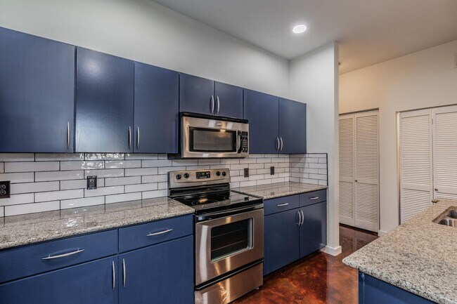 Building Photo - T&P Downtown Condo!