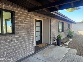 Building Photo - 3749 E Laurel Ln