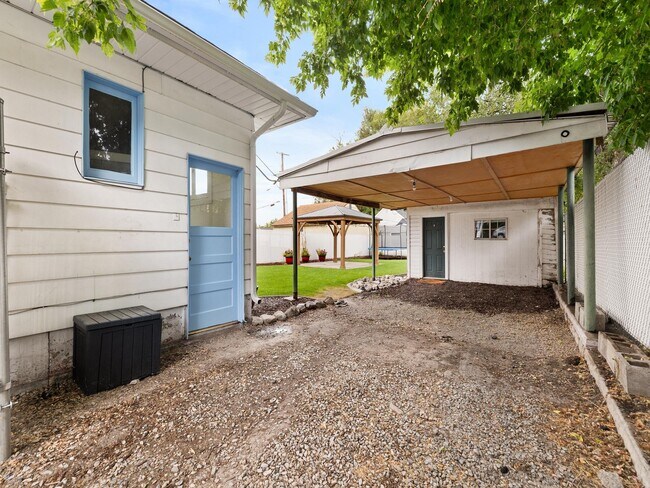 Building Photo - 245 800 E