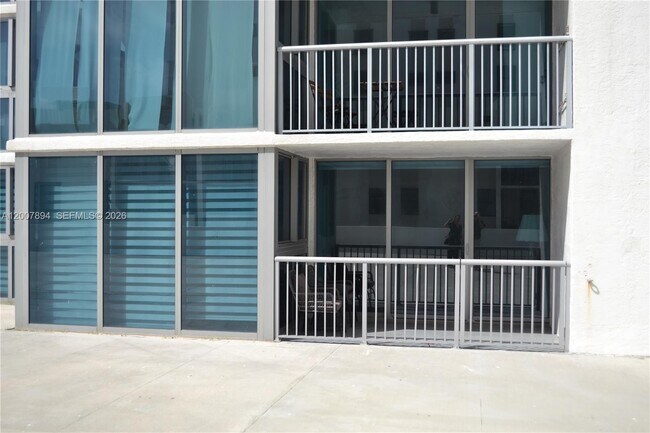 Building Photo - 2655 Collins Ave