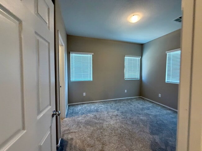 Building Photo - 3 BED 3 BATH 2 CAR GARAGE TOWNHOUSE W/ PRIVATE YARD, LOFT & BEDROOM DOWNSTAIRS IN GATED COMMUNITY...