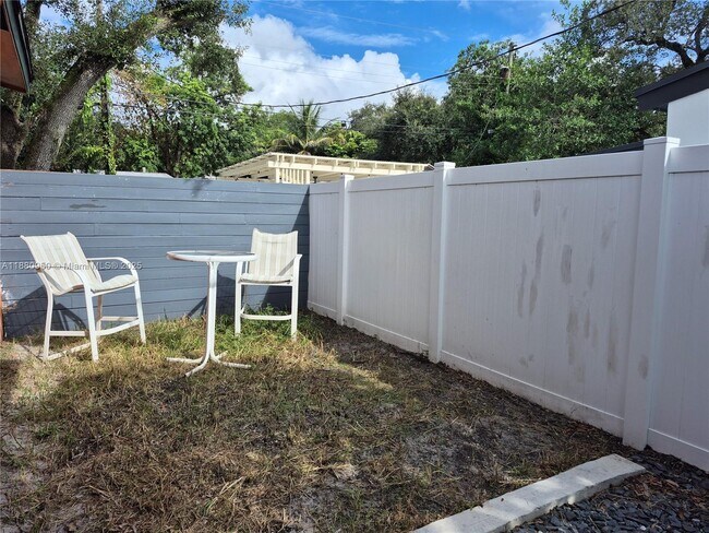 Building Photo - 4920 SW 28th Terrace