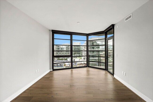 Building Photo - 6 Minute Walk to the Metro! 25 Minute Walk...