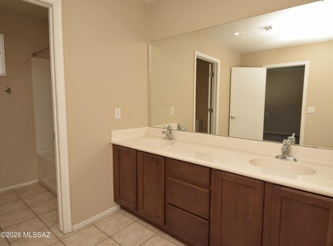 Building Photo - 10610 E Pleasant Pasture Dr