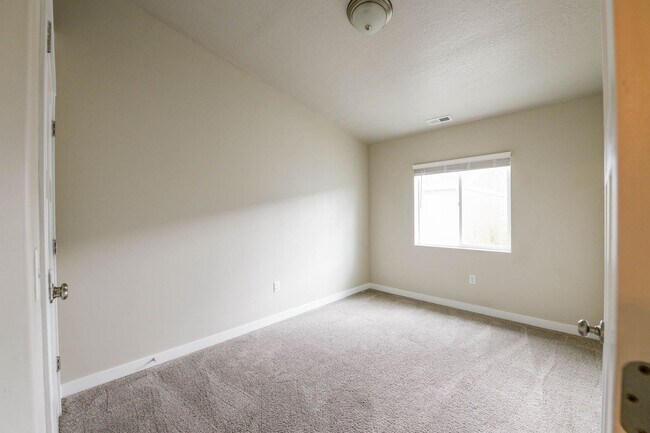 Building Photo - 4 Bed 3.5 Bath Townhome in Bluffdale!!! January Rent Free!!