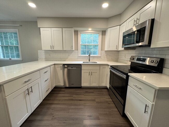 Building Photo - Stunning 4 Bed 3.5 Bath Home With Deck And...