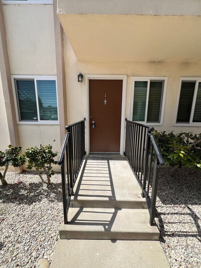 Building Photo - Charming One Bedroom Unit.