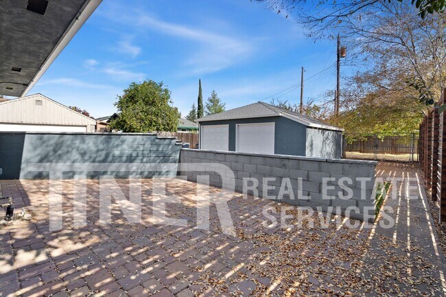Building Photo - Tahoe Park 2 Bedroom Duplex